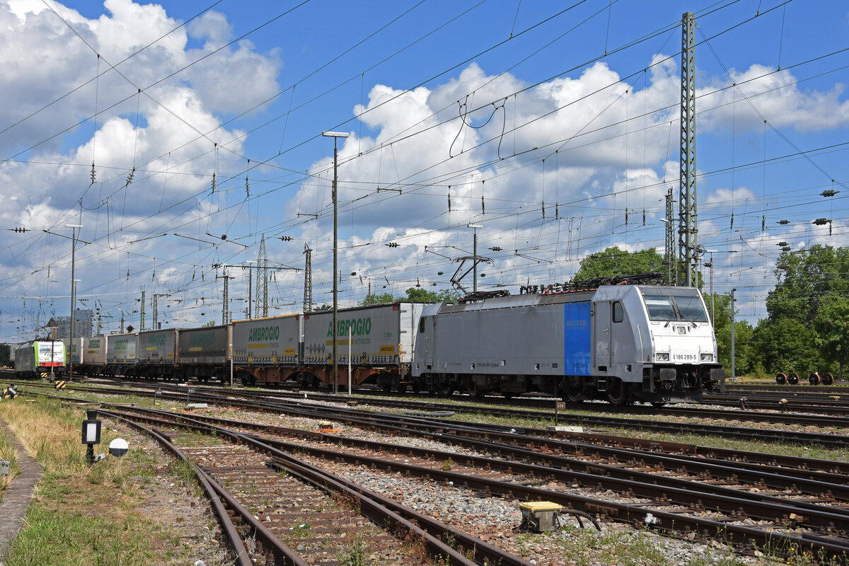 Lok 186 289-5 durchfährt den badischen Bahnhof. Die Aufnahme stammt vom 29.06.2022.
