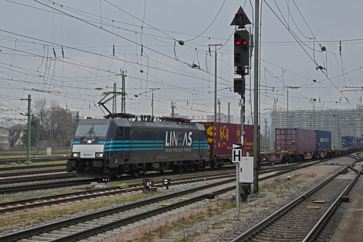 Lok 186 293-7 durchfährt am 25.01.2023 den badischen Bahnhof.