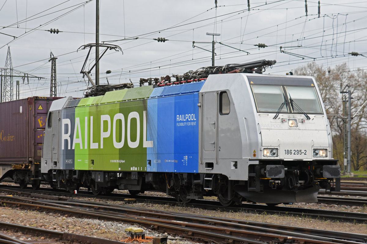 Lok 186 295-2 durchfährt den badischen Bahnhof. Die Aufnahme stammt vom 03.04.2019.