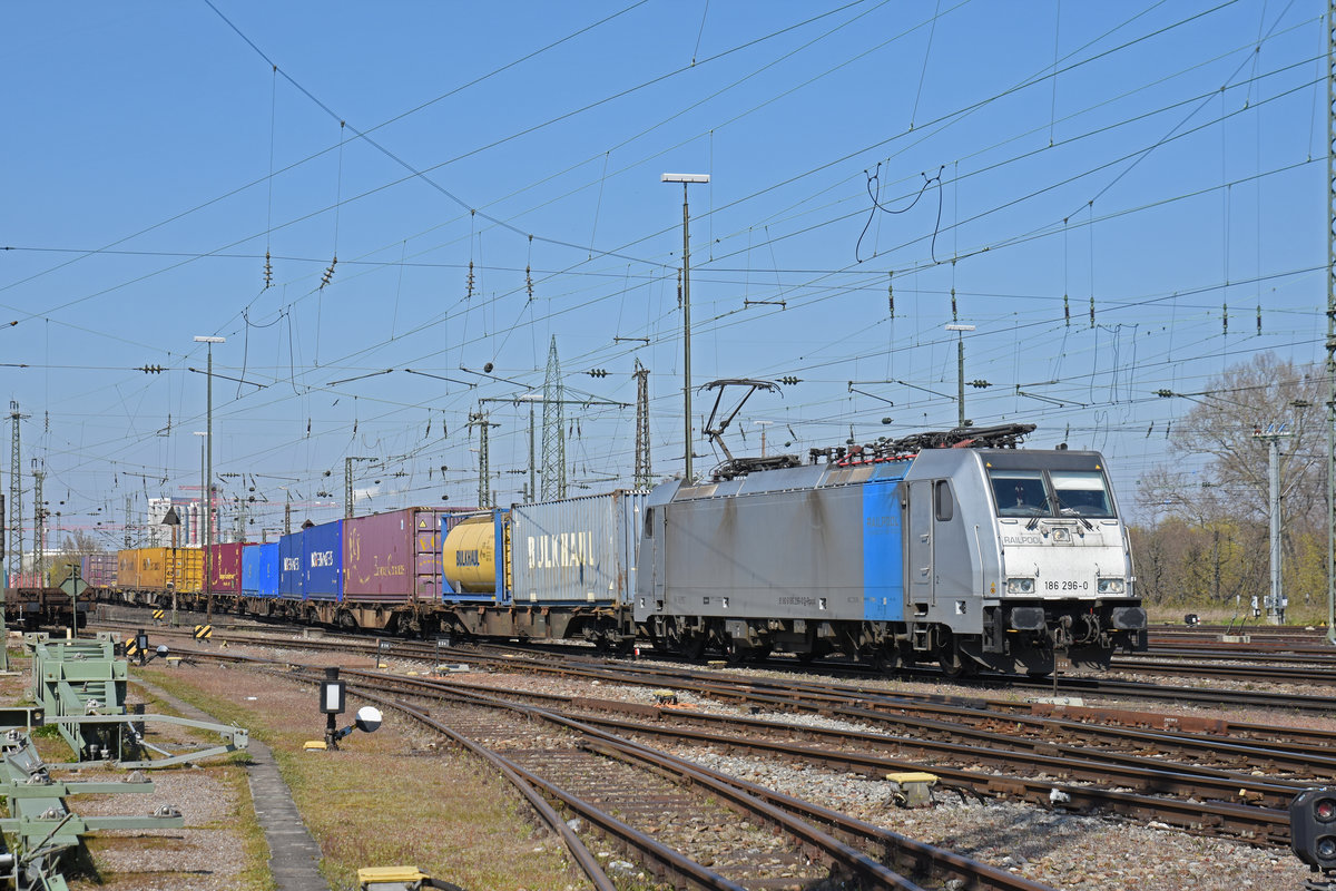 Lok 186 296-0 durchfährt den badischen Bahnhof. Die Aufnahme stammt vom 02.04.2020.