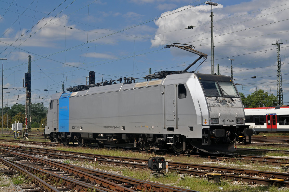 Lok 186 296-0 verlässt den Badischen Bahnhof. Die Aufnahme stammt vom 06.08.2017.