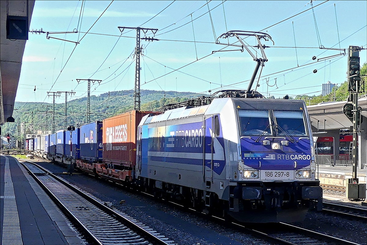 Lok 186 297-8 von RTB Cargo, zieht einen Containerzug durch den Bahnhof von Koblenz. 14.05.2019 (Jeanny)