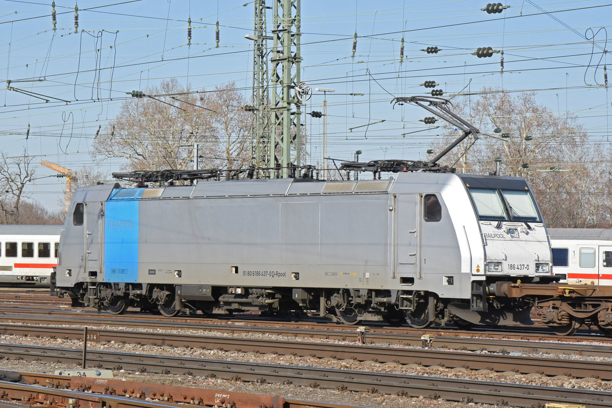 Lok 186 437-0 durchfährt den badischen Bahnhof. Die Aufnahme stammt vom 26.02.2019.