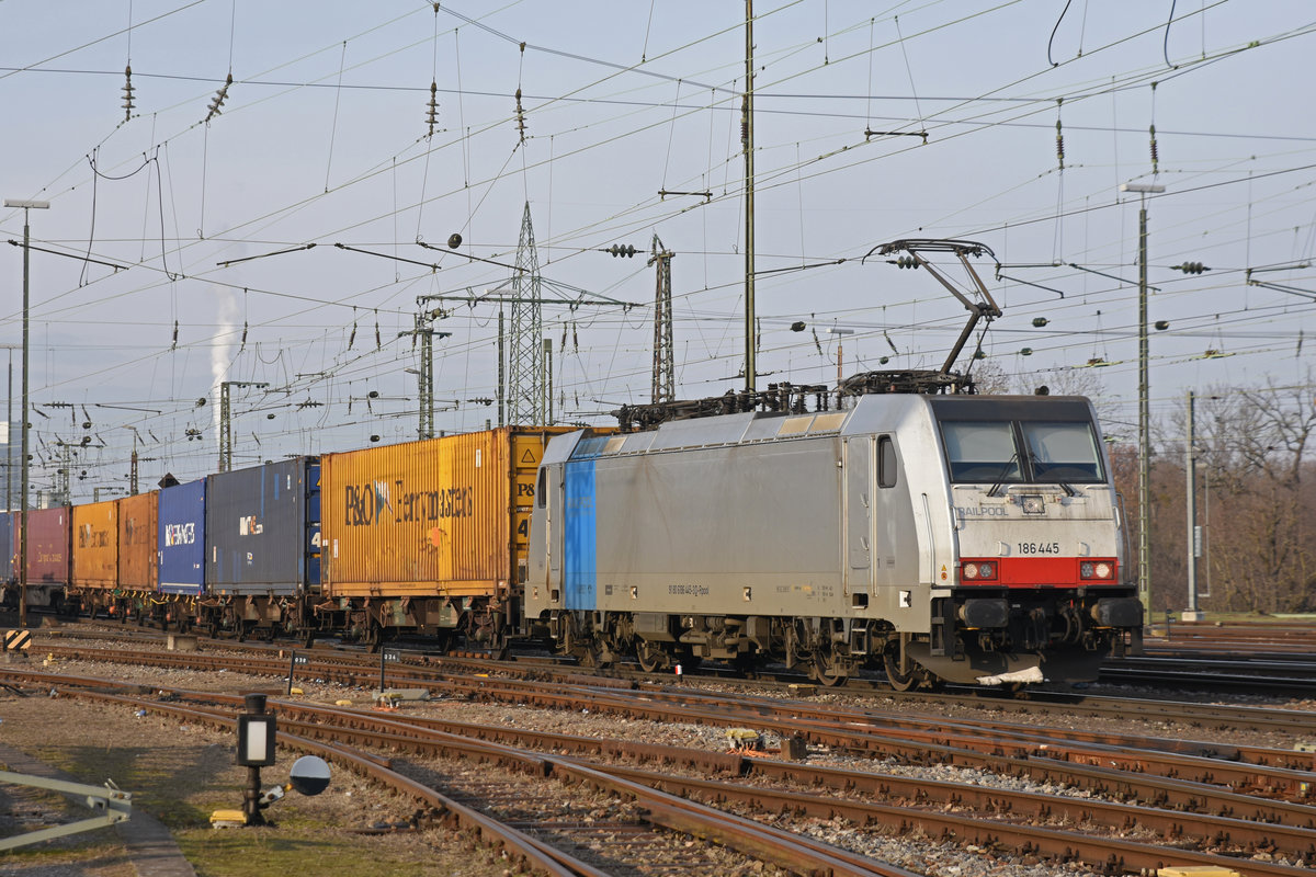 Lok 186 445-3 durchfährt den badischen Bahnhof. Die Aufnahme stammt vom 23.01.2019.