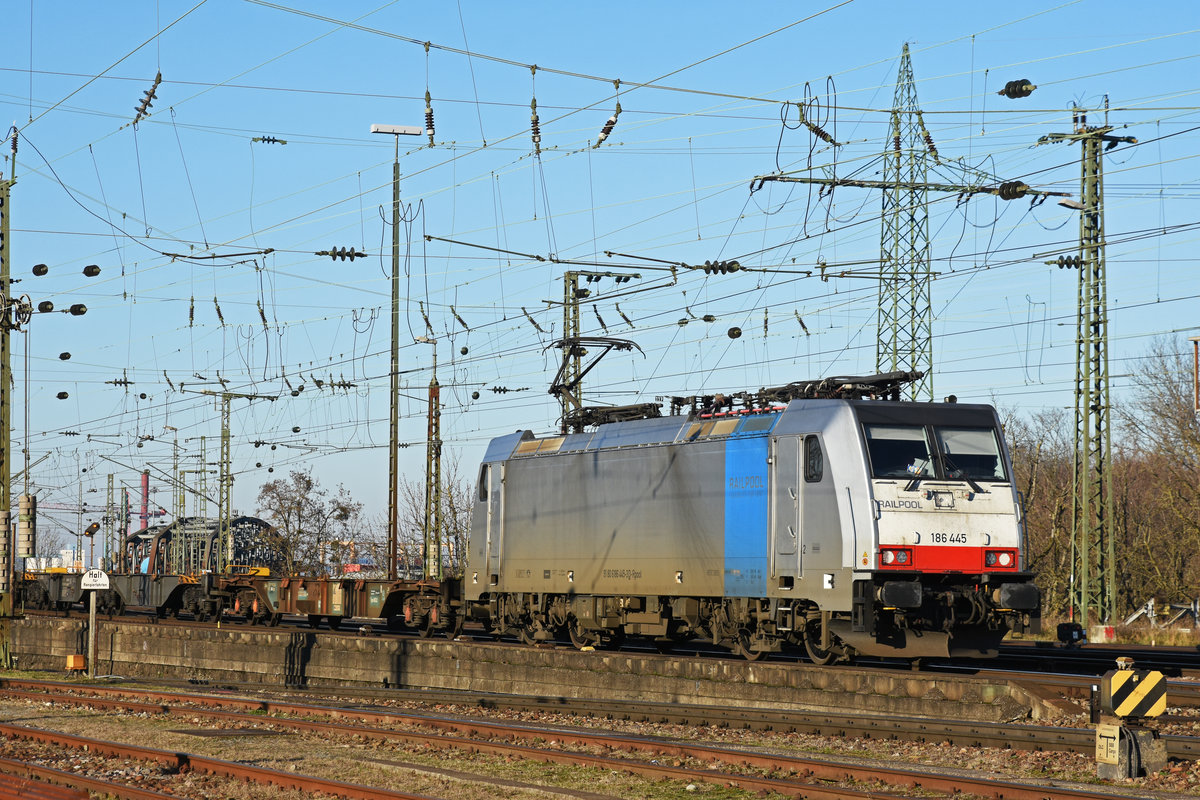Lok 186 445-3 durchfährt den badischen Bahnhof. Die Aufnahme stammt vom 30.12.2019.