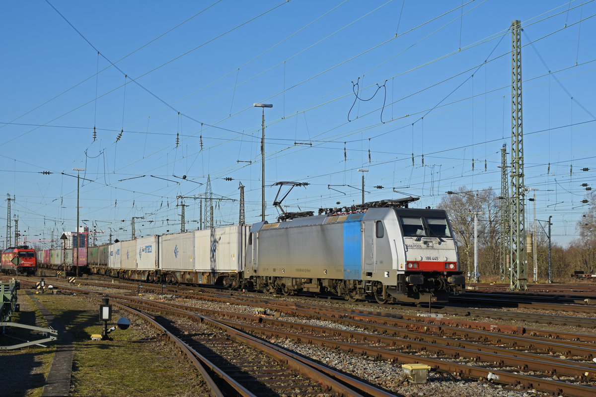 Lok 186 445-3 durchfährt den badischen Bahnhof. Die Aufnahme stammt vom 16.01.2020.