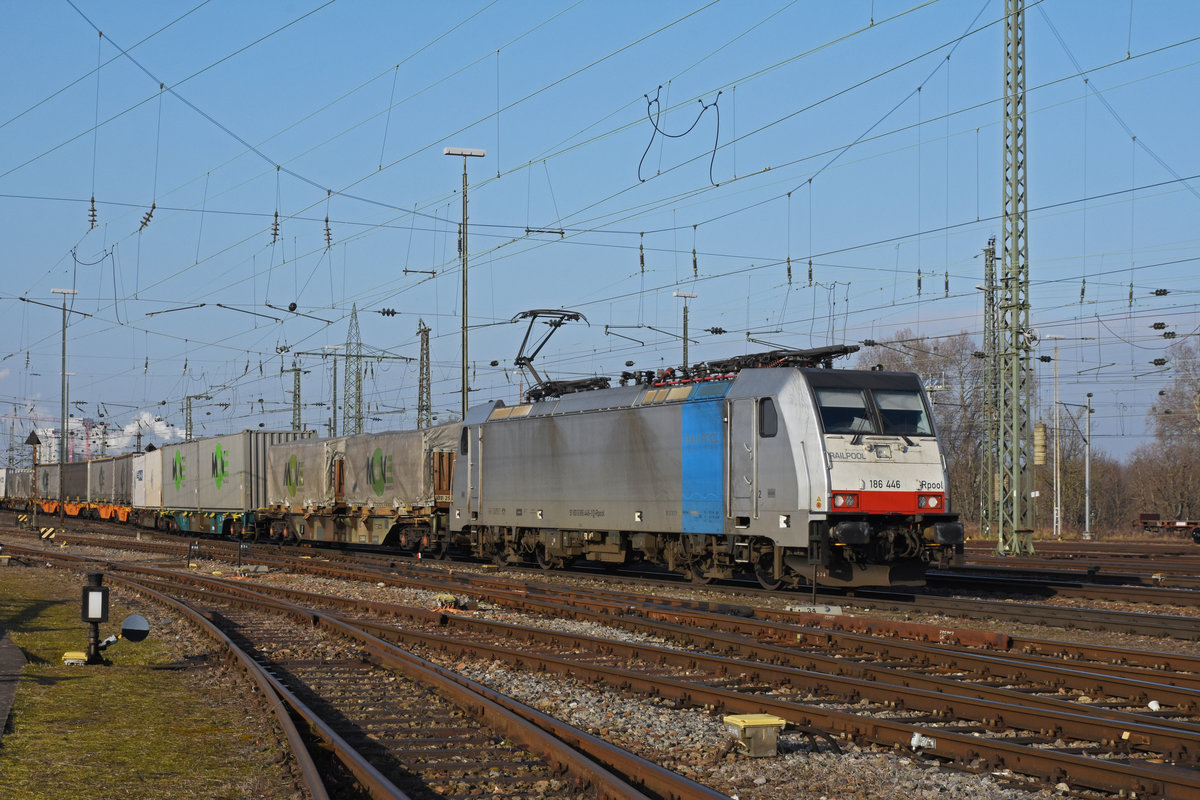 Lok 186 446-1 durchfährt den badischen Bahnhof. Die Aufnahme stammt vom 23.01.2020.