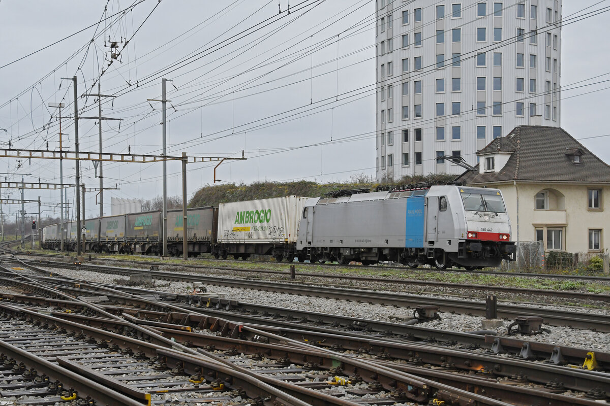 Lok 186 447-9 durchfährt am 30.12.2022 den Bahnhof Pratteln.