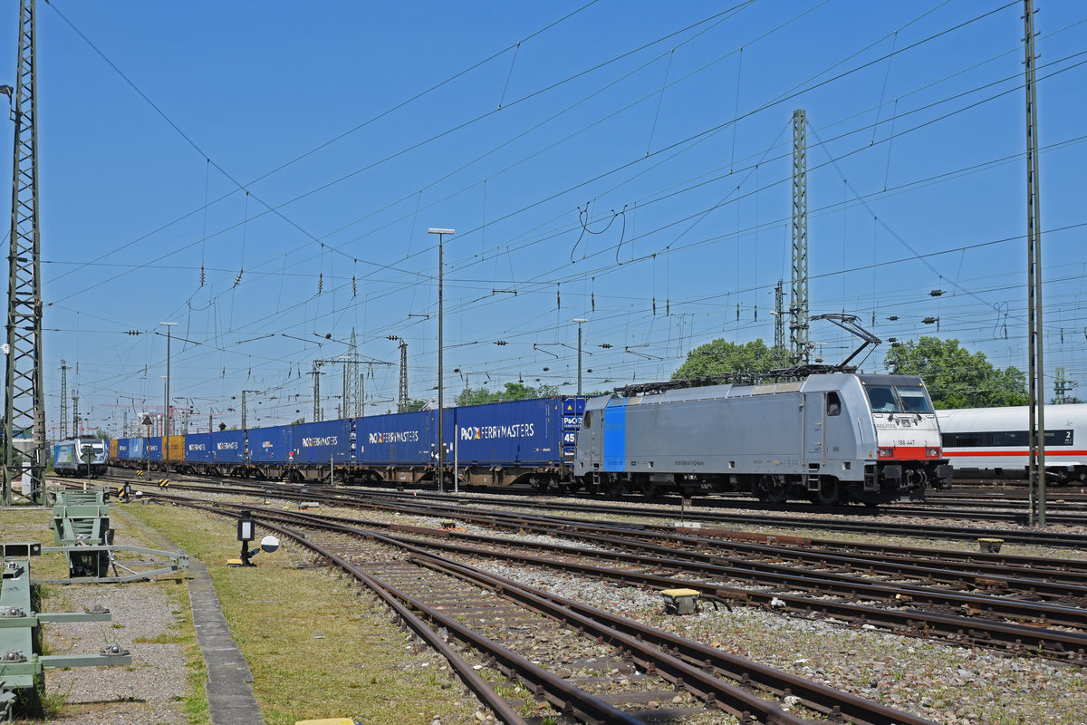 Lok 186 447-9 durchfährt den badischen Bahnhof. Die Aufnahme stammt vom 18.05.2020.