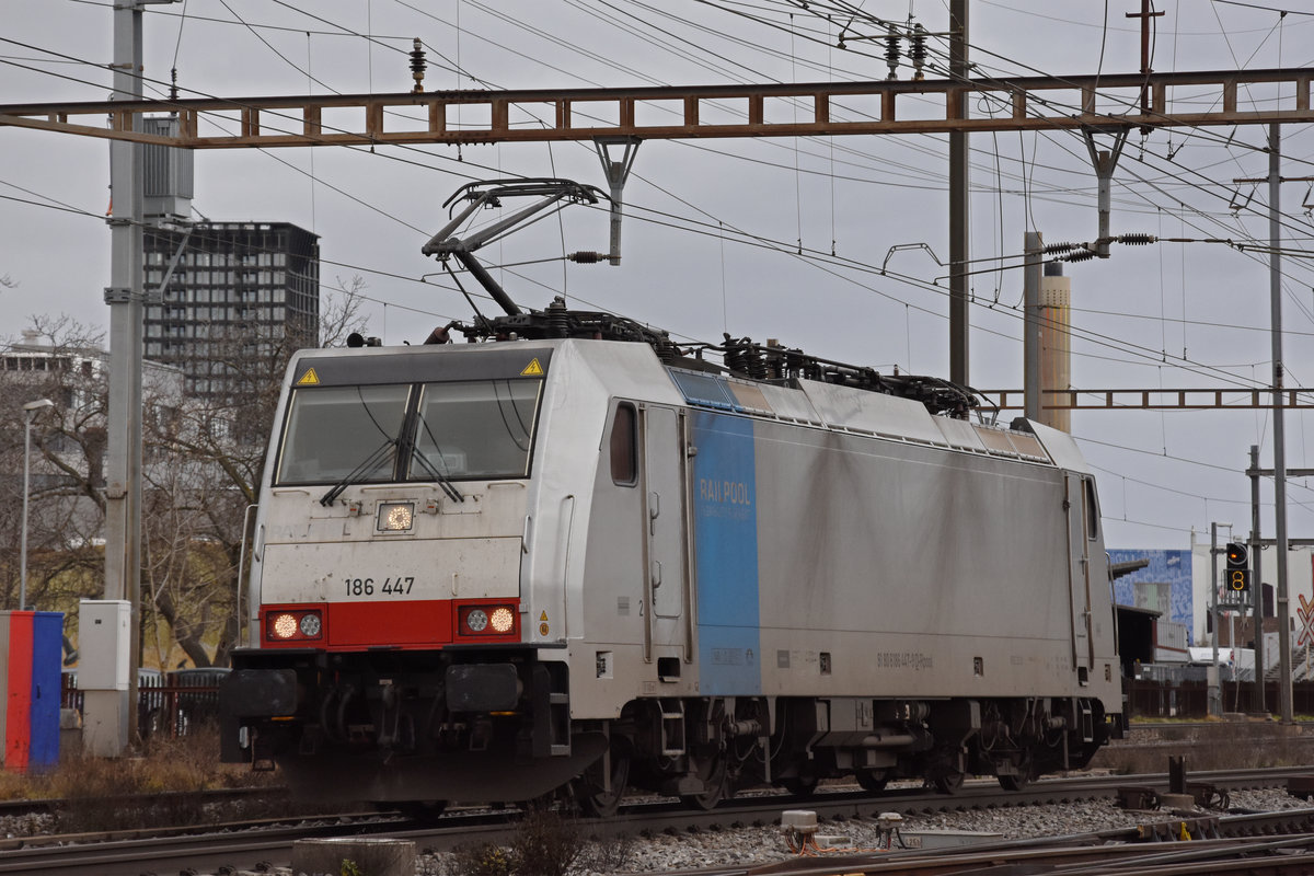 Lok 186 447-9 durchfährt den Bahnhof Pratteln. Die Aufnahme stammt vom 02.02.2021.