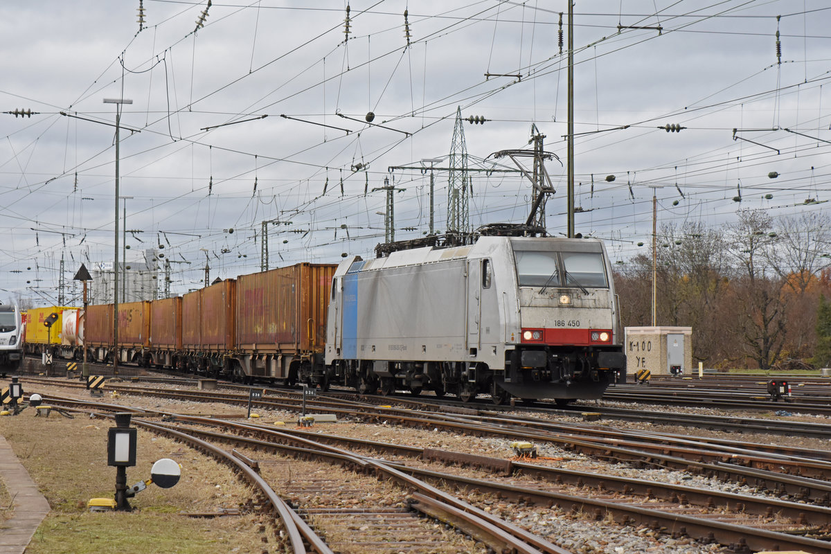 Lok 186 450-3 durchfährt den badischen Bahnhof. Die Aufnahme stammt vom 03.12.2018.