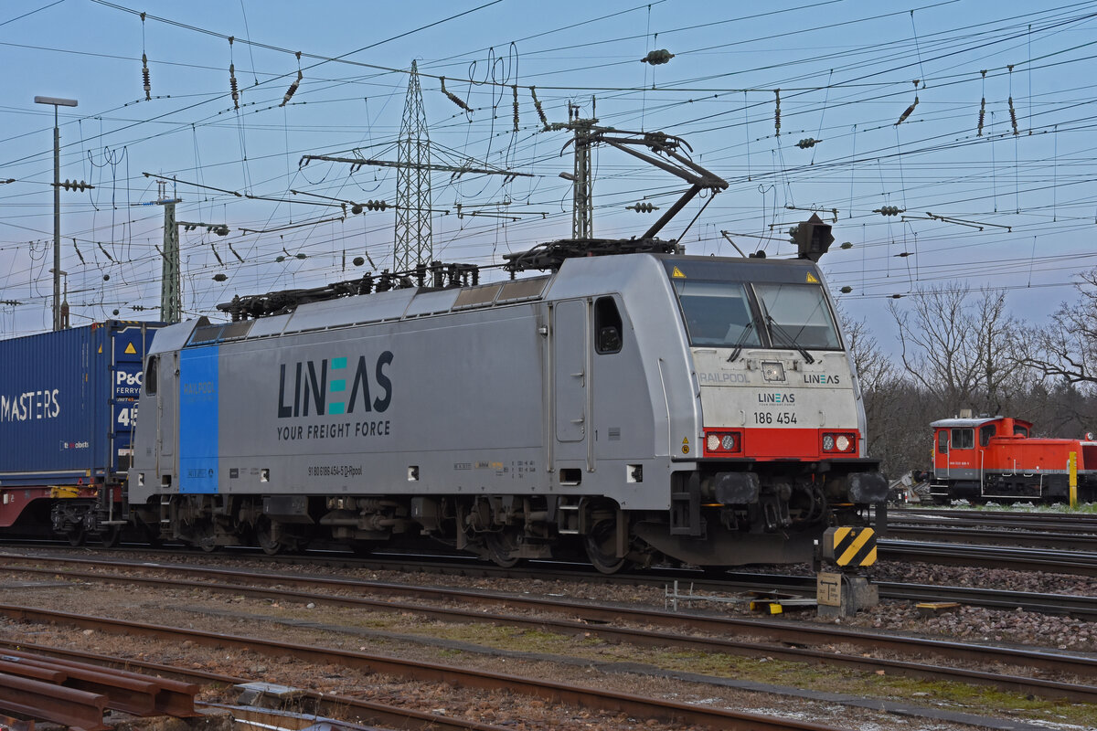 Lok 186 454-5 durchfährt den badischen Bahnhof. Die Aufnahme stammt vom 12.12.2021.