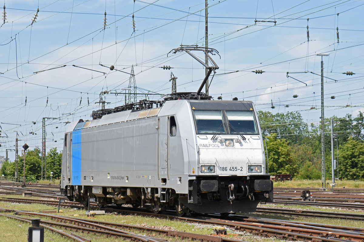 Lok 186 455-2 durchfährt den Badischen Bahnhof. Die Aufnahme stammt vom 14.07.2018.