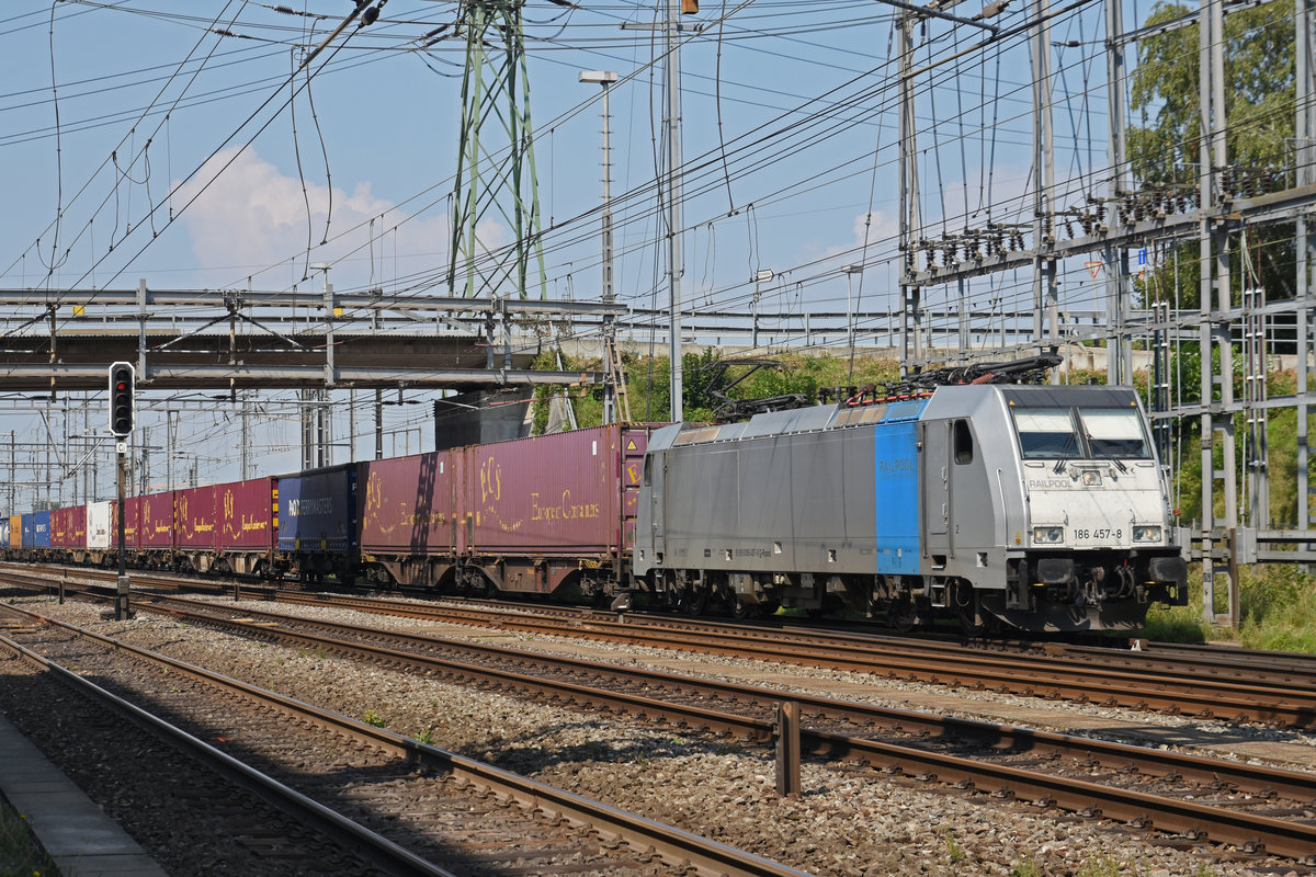 Lok 186 457-8 durchfährt den Bahnhof Muttenz. Die Aufnahme stammt vom 29.08.2019.