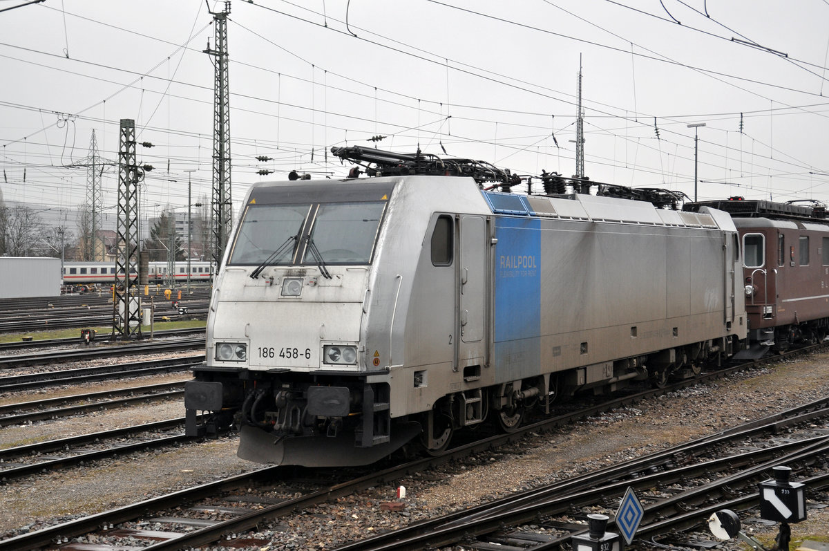 Lok 186 458-6 ist bei der Abstellanlage beim Badischen Bahnhof abgestellt. Die Aufnahme stammt vom 27.12.2017.