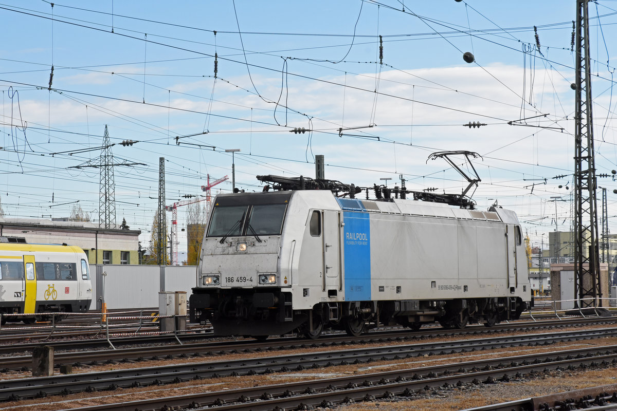 Lok 186 459-4 durchfährt den badischen Bahnhof. Die Aufnahme stammt vom 11.11.2018.