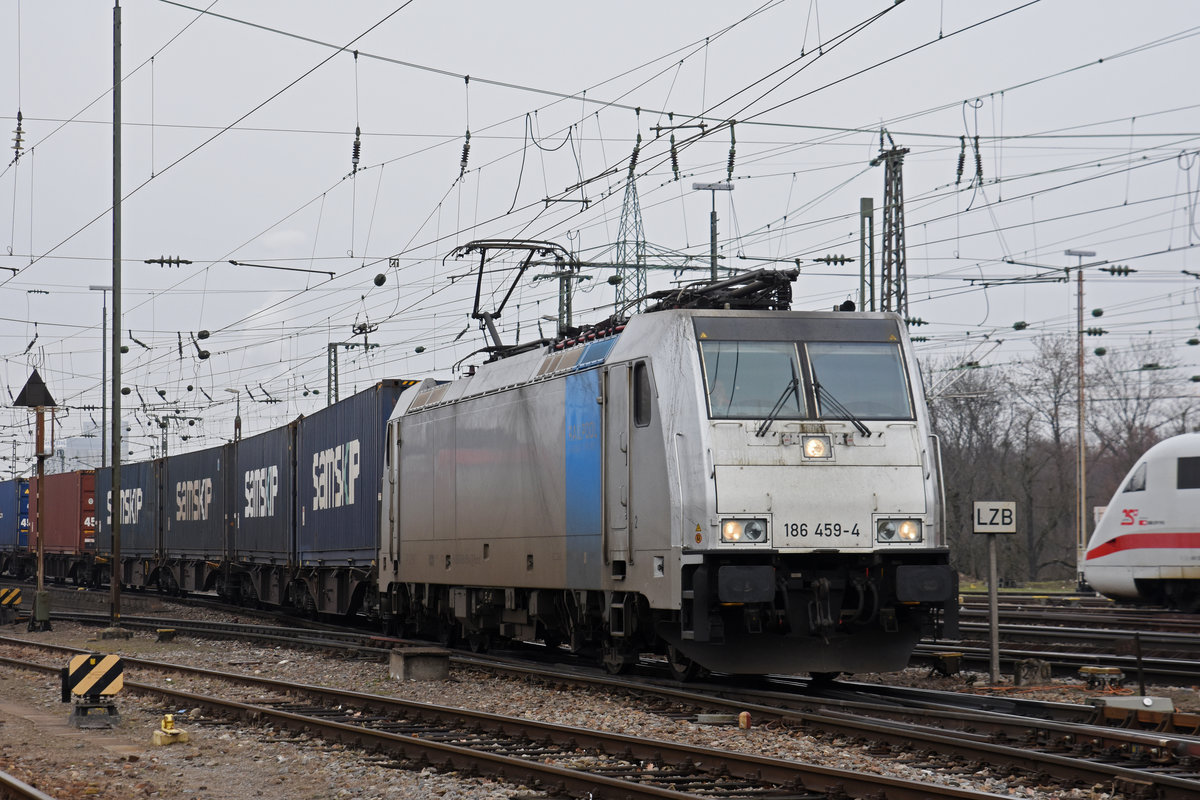 Lok 186 459-4 durchfährt den badischen Bahnhof. Die Aufnahme stammt vom 11.01.2019.