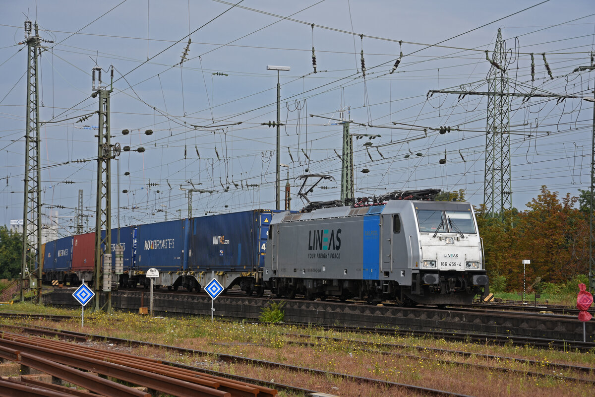 Lok 186 459-4 durchfährt den badischen Bahnhof. Die Aufnahme stammt vom 10.09.2021.
