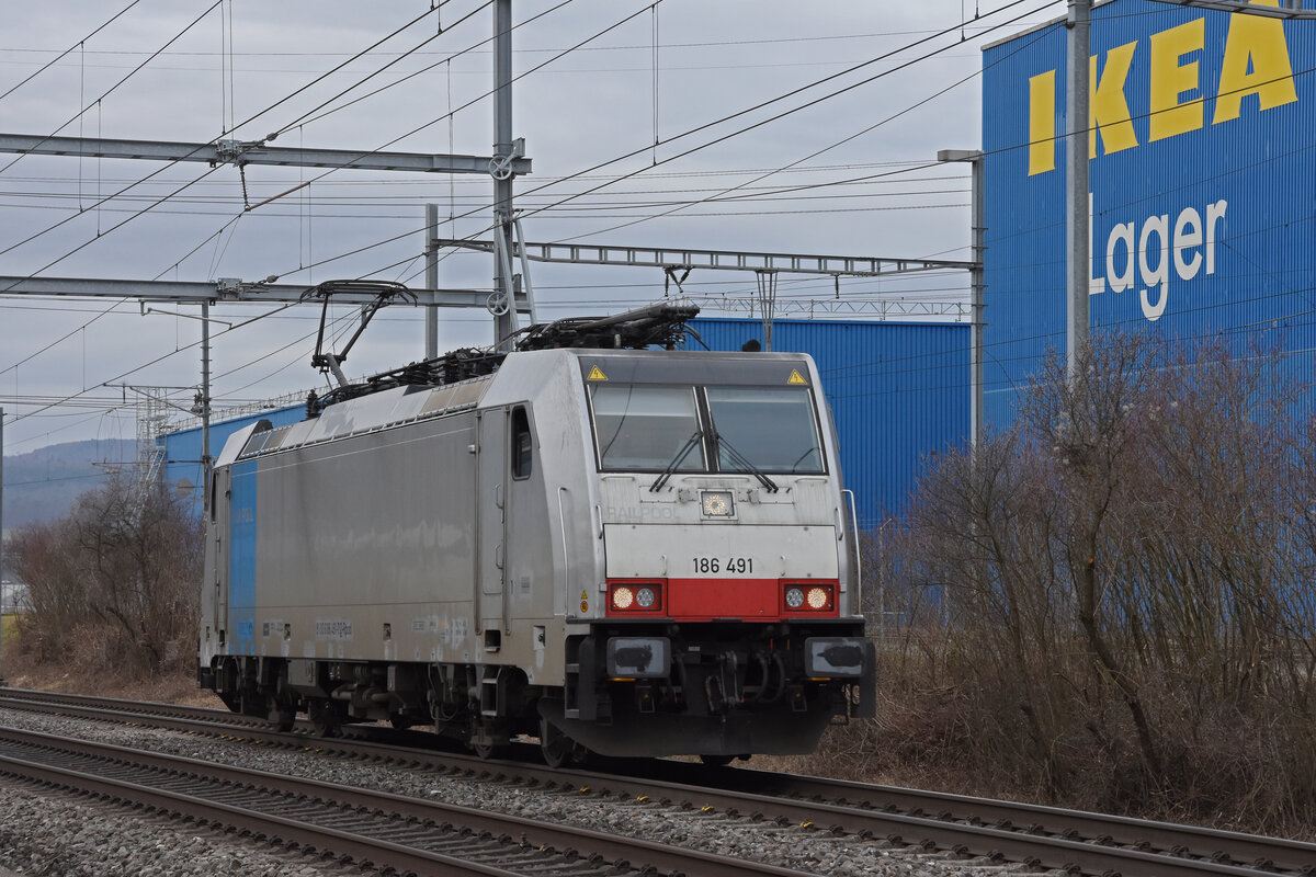 Lok 186 491-7 fährt am 16.02.2024 solo Richtung Station Itingen.