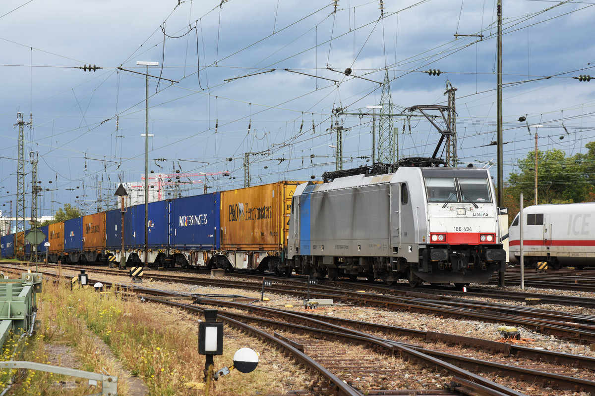 Lok 186 494-1 durchfährt den badischen Bahnhof. Die Aufnahme stammt vom 18.10.2019.