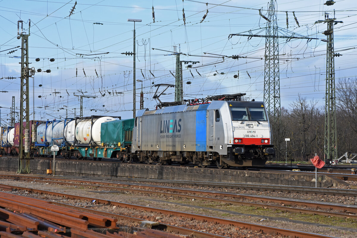 Lok 186 494-1 durchfährt den badischen Bahnhof. Die Aufnahme stammt vom 28.01.2022.
