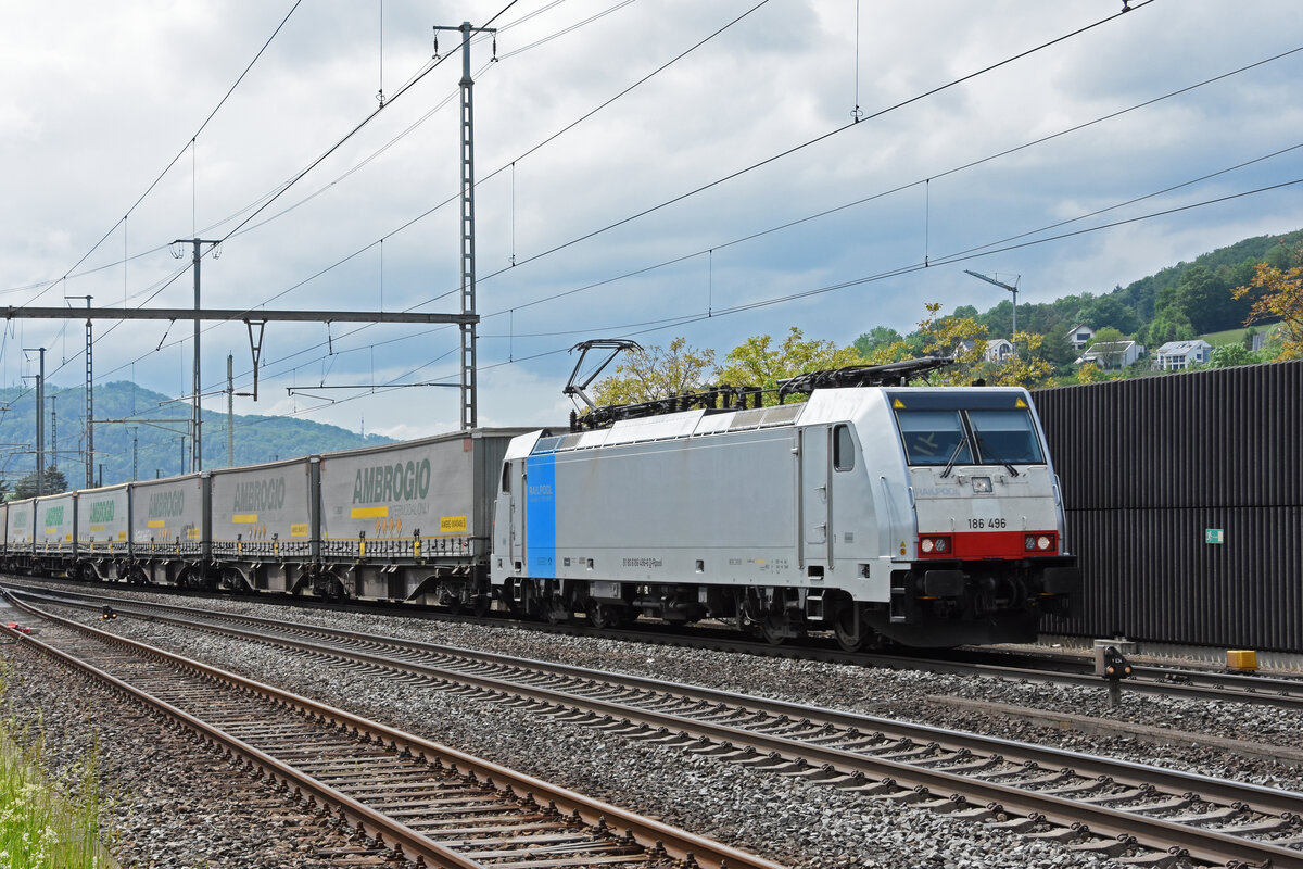 Lok 186 496-6 durchfährt den Bahnhof Gelterkinden. Die Aufnahme stammt vom 16.05.2022.