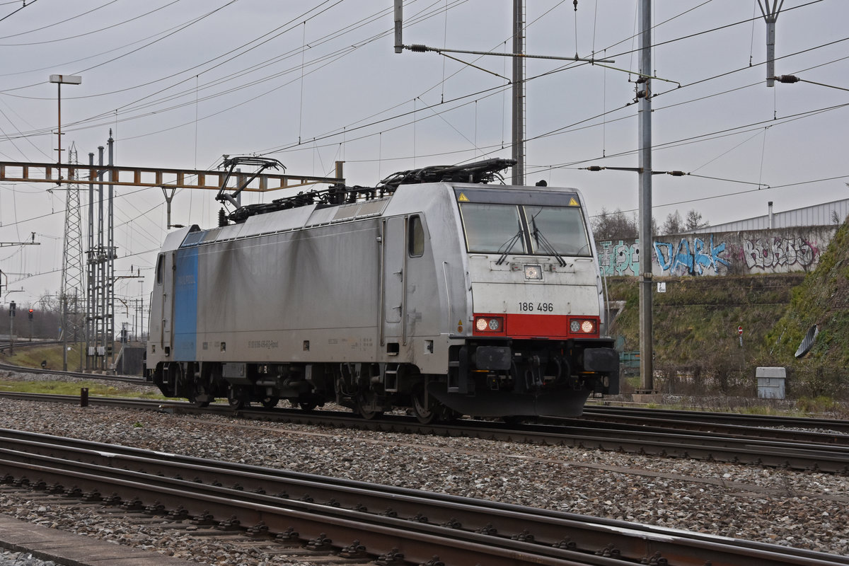 Lok 186 496-6 durchfährt solo den Bahnhof Pratteln. Die Aufnahme stammt vom 04.03.2021.