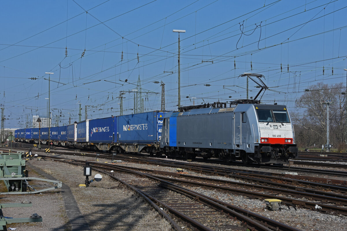 Lok 186 498-2 durchfährt den badischen Bahnhof. Die Aufnahme stammt vom 09.03.2022.