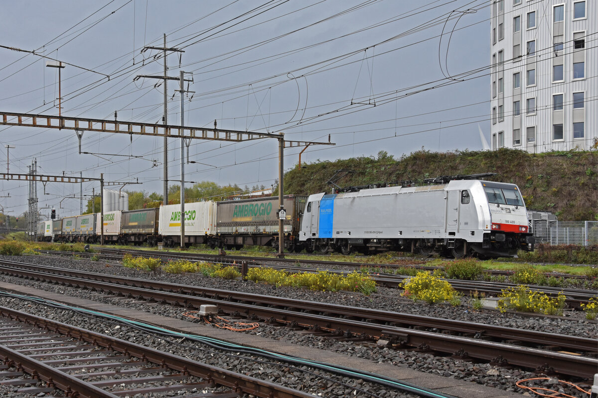 Lok 186 499-0 durchfährt am 21.10.2022 den Bahnhof Pratteln.