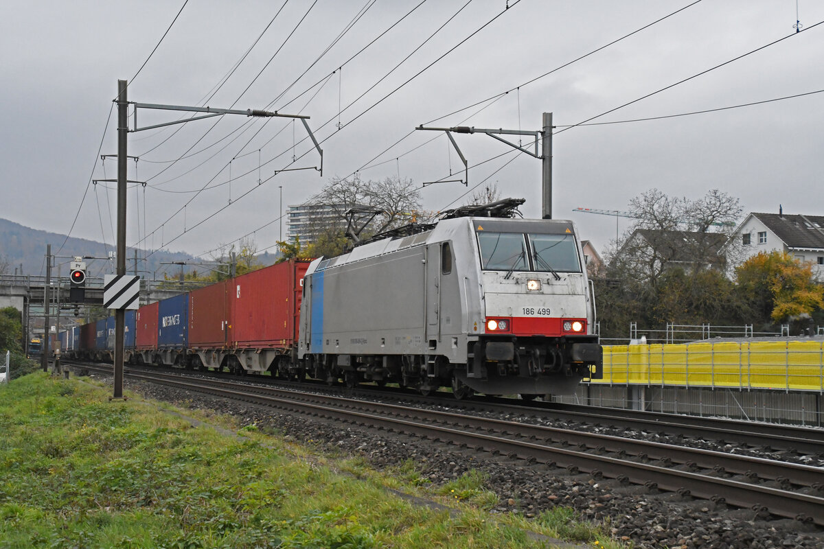 Lok 186 499-0 fährt am 13.11.2024 Richtung Station Salina Raurica. Aufnahme Pratteln.