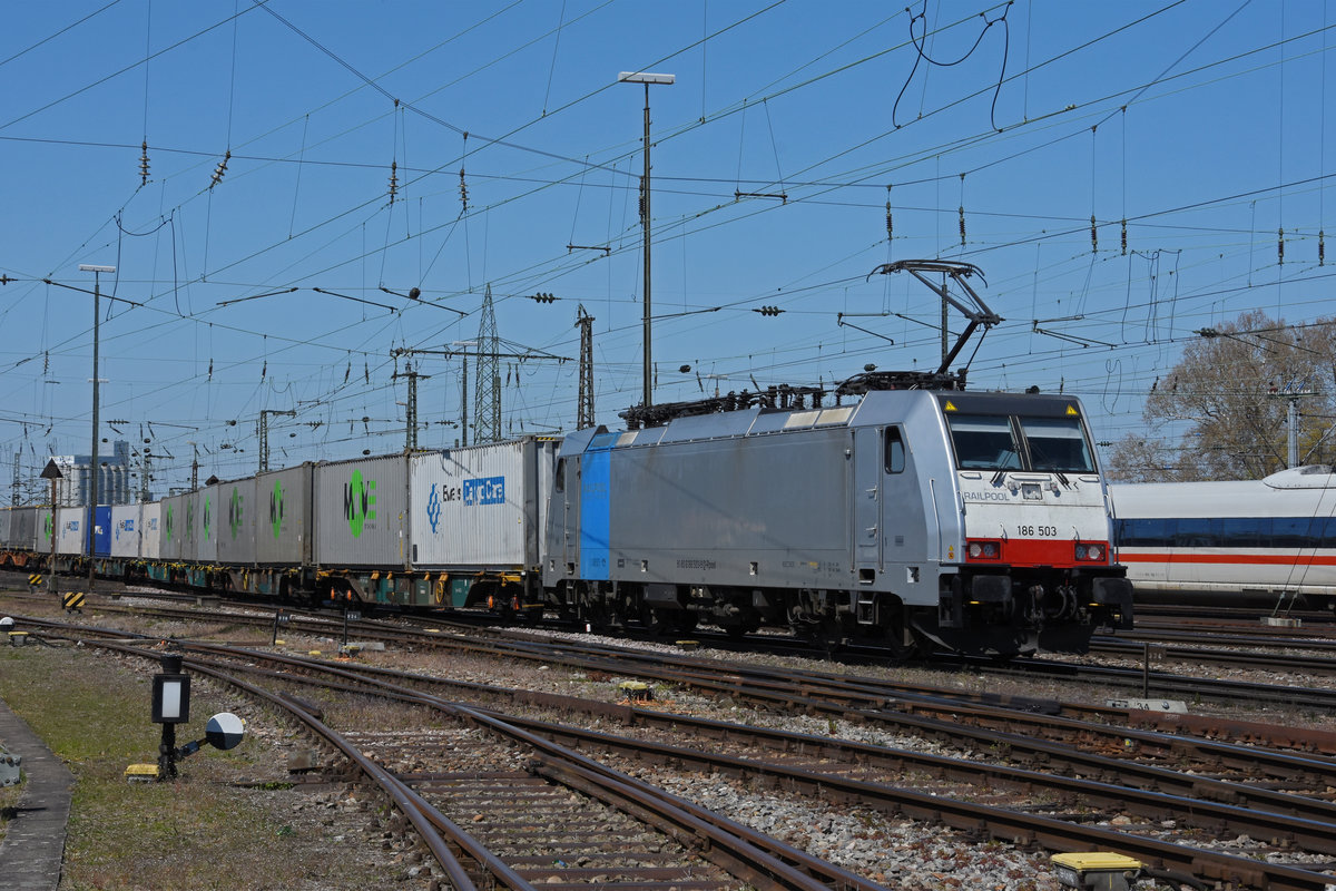 Lok 186 503-9 durchfährt den badischen Bahnhof. Die Aufnahme stammt vom 23.04.2021.