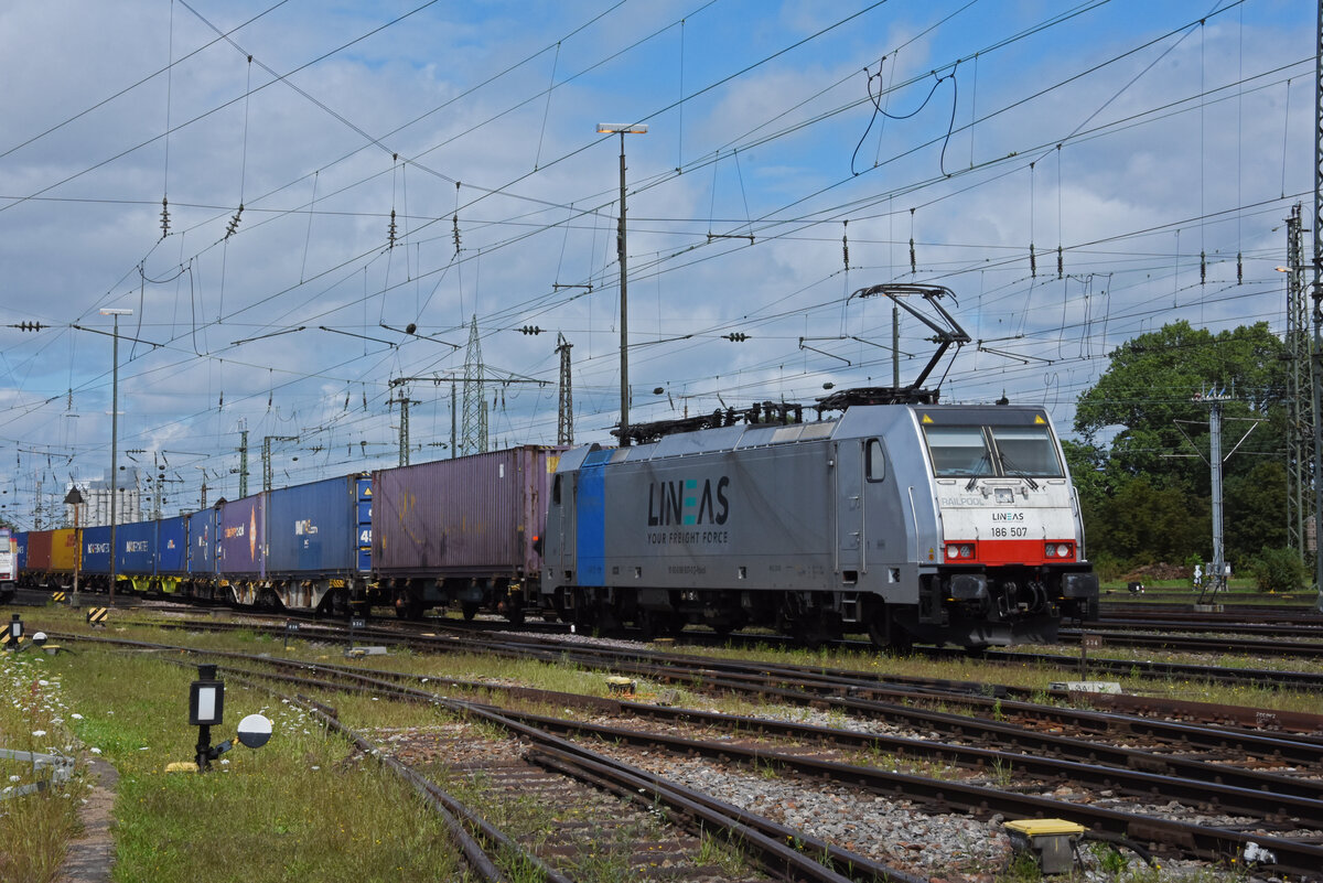 Lok 186 507-0 durchfährt den badischen Bahnhof. Die Aufnahme stammt vom 18.08.2021.