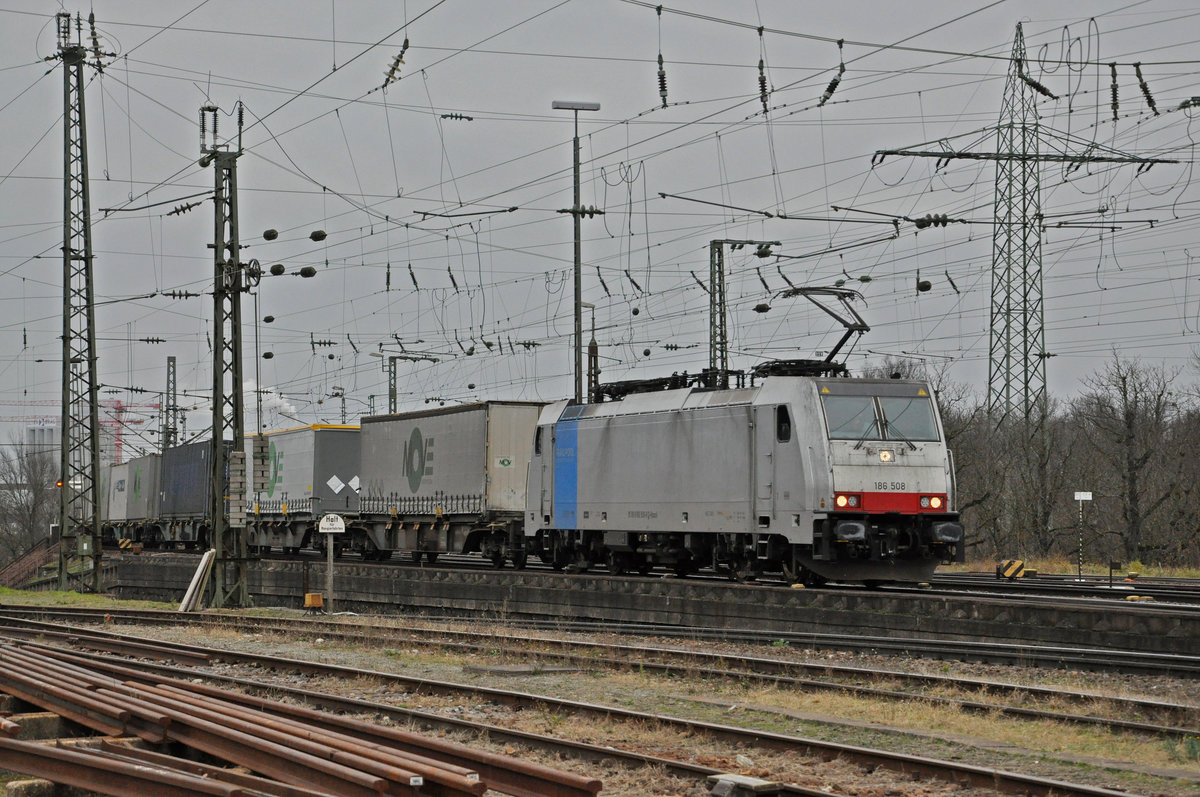 Lok 186 508-8 durchfährt den badischen Bahnhof. Die Aufnahme stammt vom 05.01.2021.