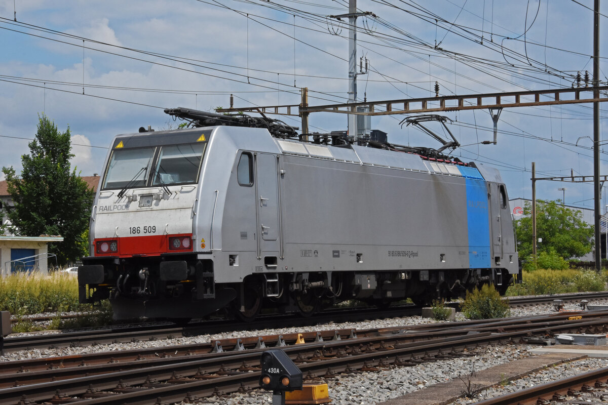 Lok 186 509-6 durchfährt solo den Bahnhof Pratteln. Die Aufnahme stammt vom 09.07.2021.
