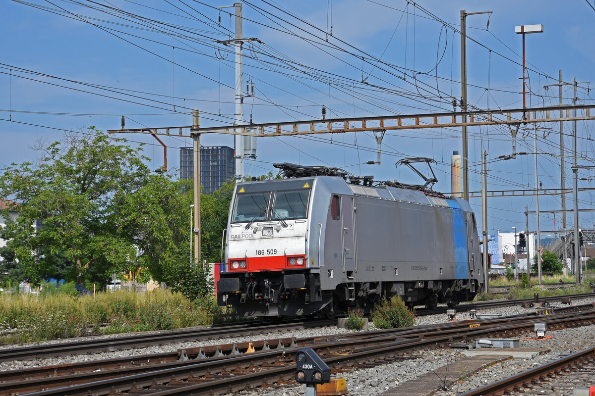 Lok 186 509-6 durchfährt solo den Bahnhof Pratteln. Die Aufnahme stammt vom 23.07.2021.