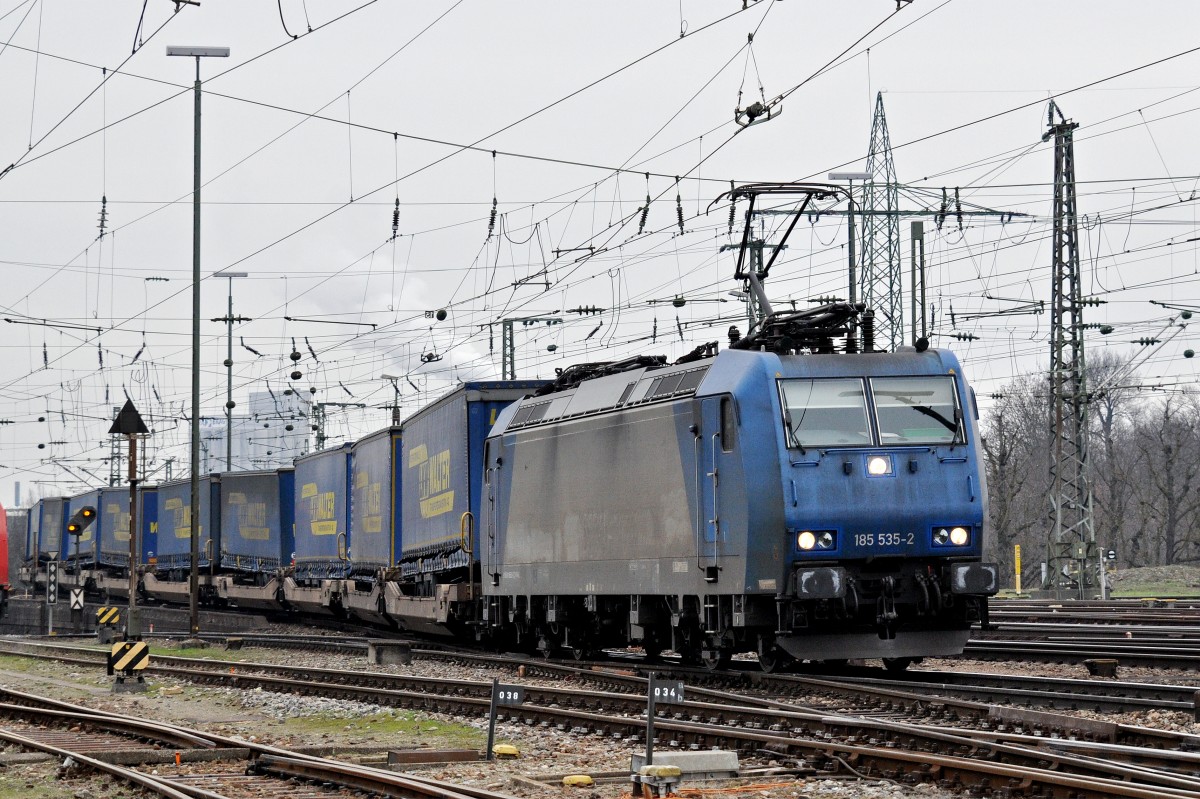 Lok 186 535-2 durchfährt den Badischen Bahnhof. Die Aufnahme stammt vom 19.01.2016.