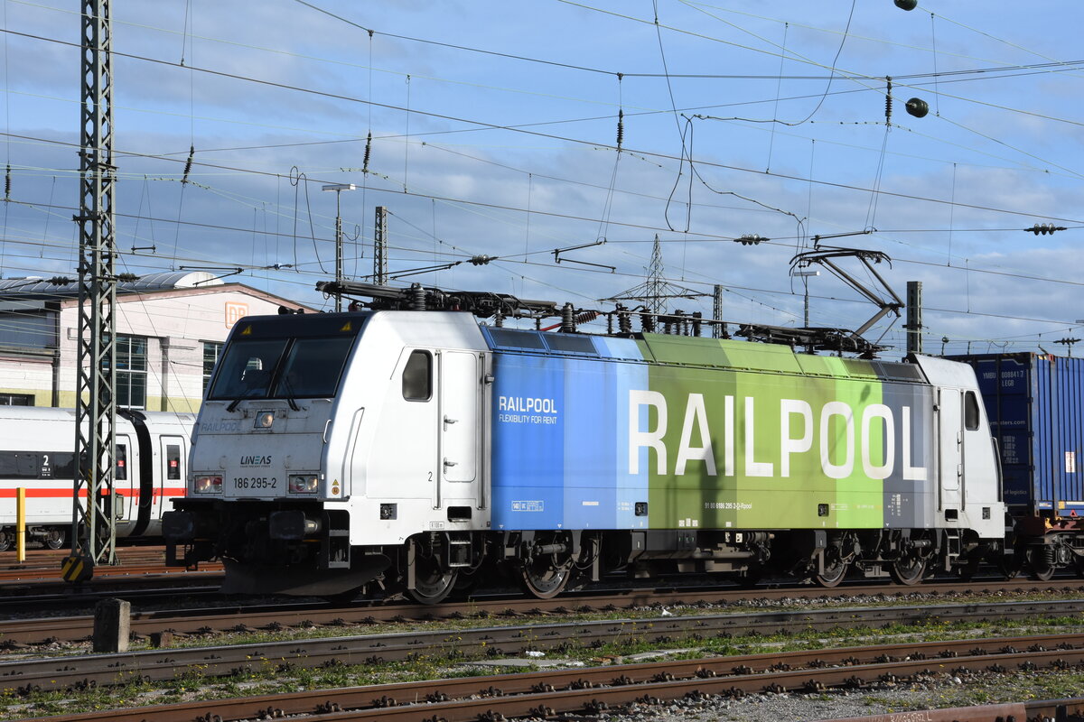 Lok 186 595-2 durchfährt am 07.11.2022 den badischen Bahnhof.