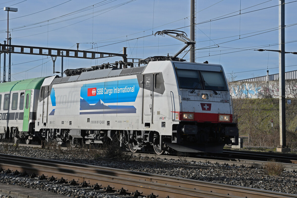 Lok 186 901-5 durchfährt am 05.02.2024 den Bahnhof Pratteln.