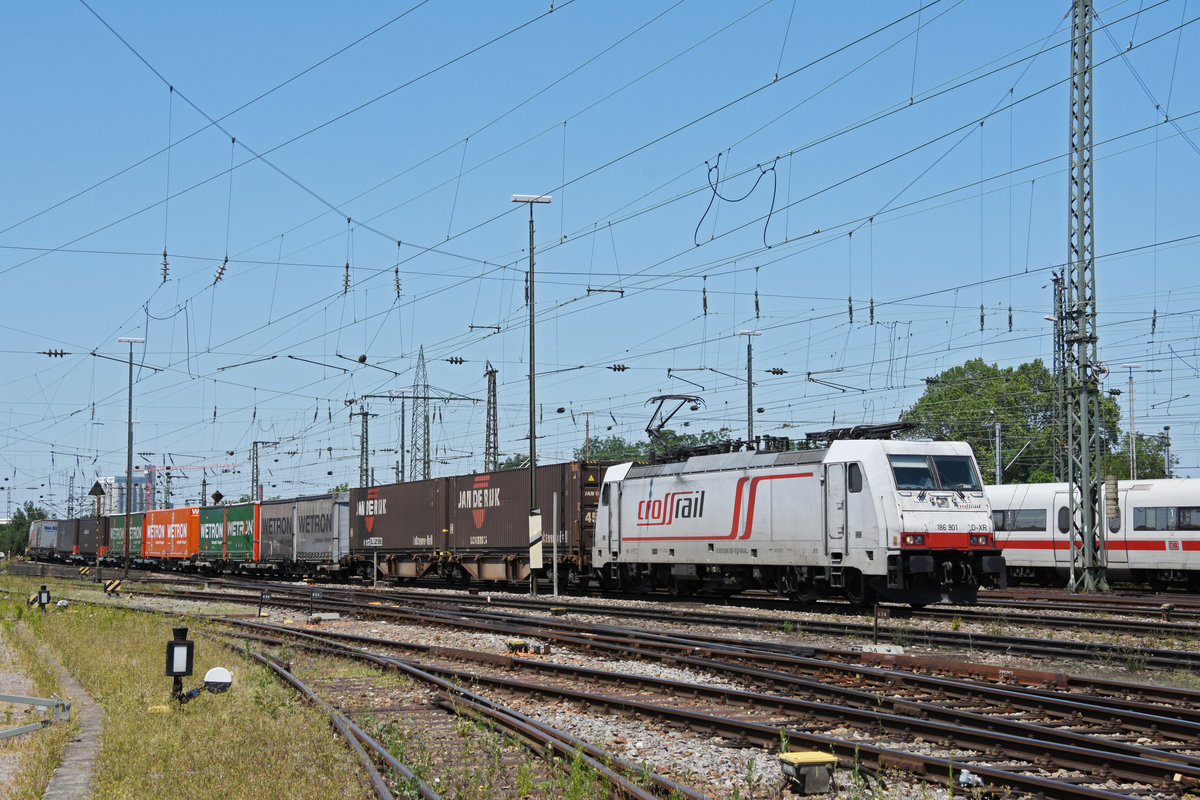 Lok 186 901-5 durchfährt den badischen Bahnhof. Die Aufnahme stammt vom 04.07.2019.