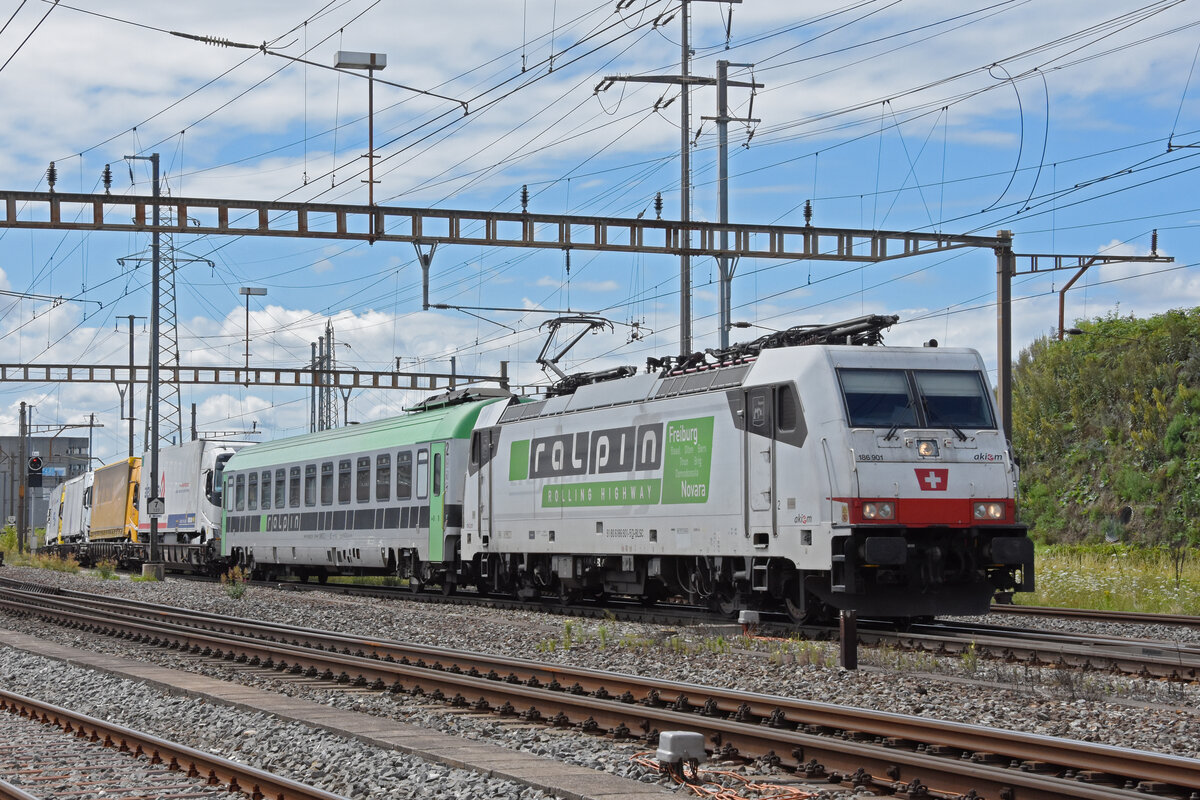 Lok 186 901-5 durchfährt den Bahnhof Pratteln. Die Aufnahme stammt vom 07.07.2021.