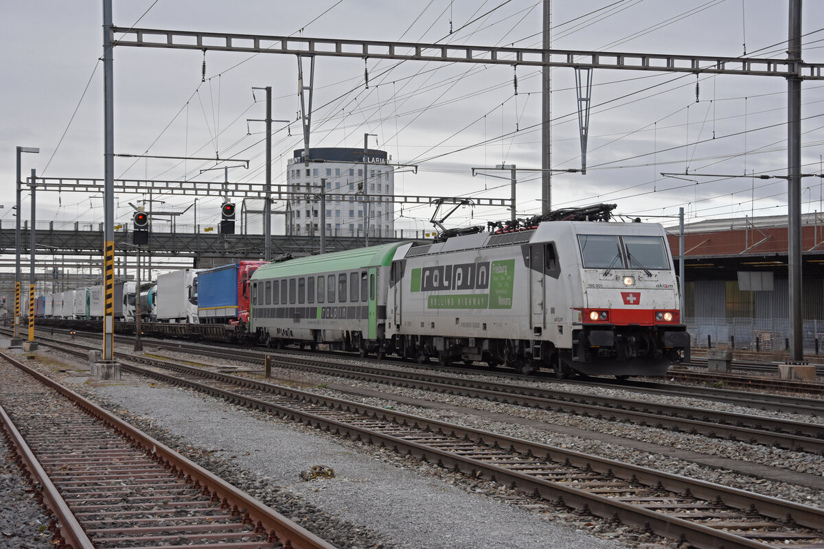 Lok 186 901-5 durchfährt den Bahnhof Pratteln. Die Aufnahme stammt vom 01.02.2022.