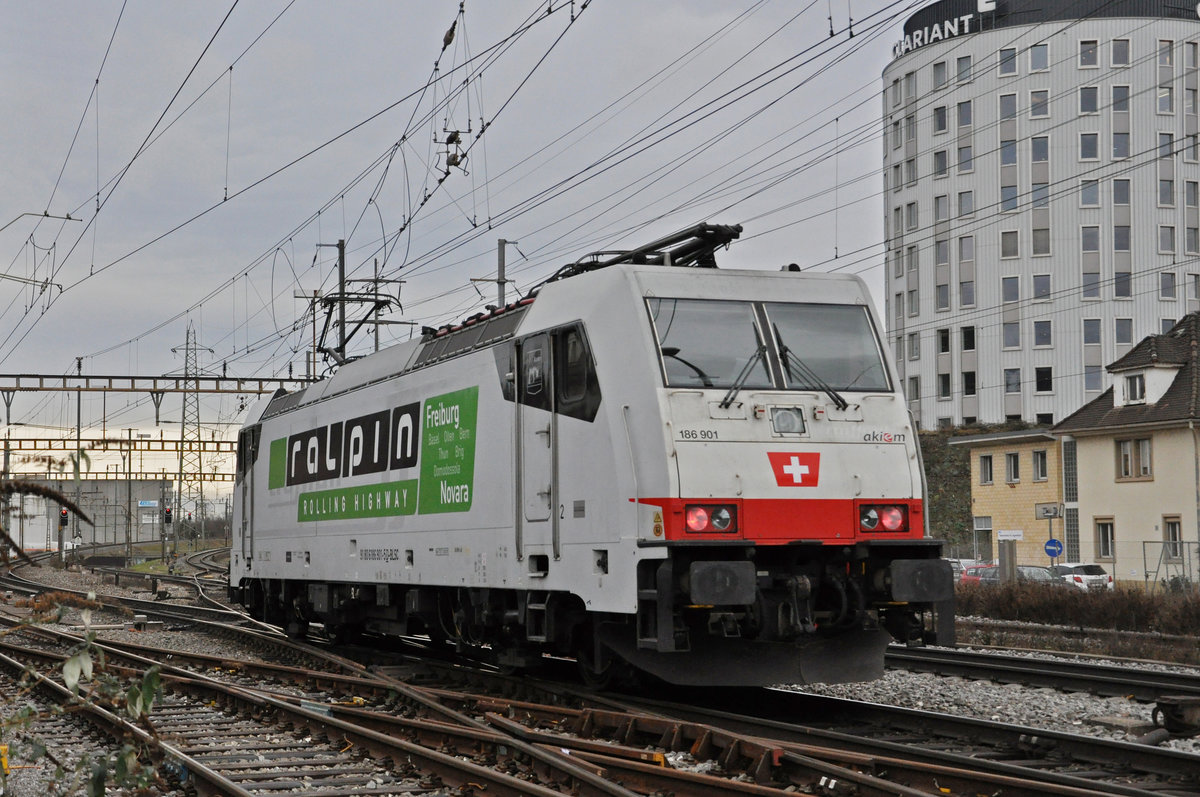 Lok 186 901-5 durchfährt solo den Bahnhof Pratteln. Die Aufnahme stammt vom 13.01.2021.