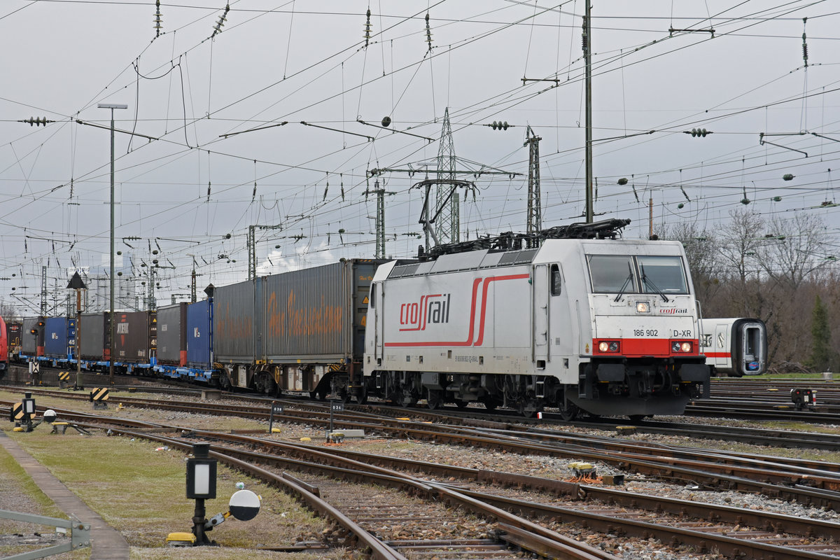 Lok 186 902-3 durchfährt den badischen Bahnhof. Die Aufnahme stammt vom 18.03.2019.