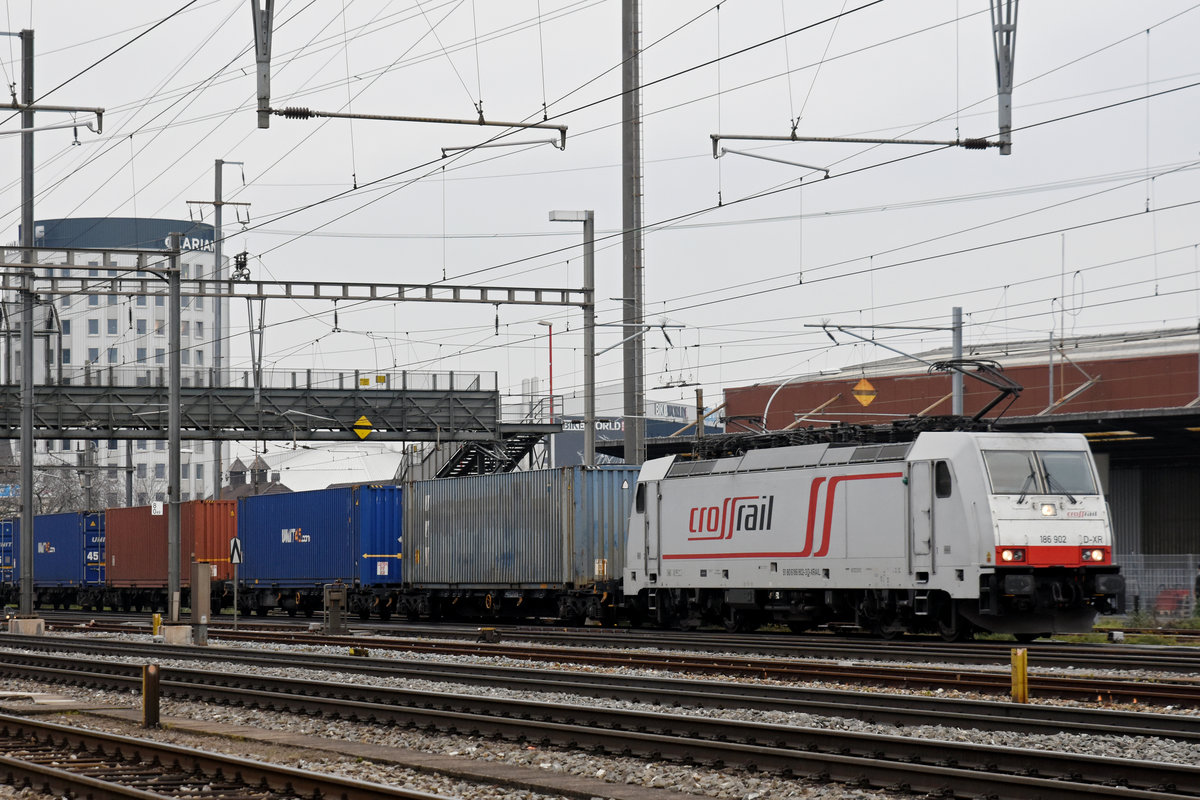 Lok 186 902-3 durchfährt den Bahnhof Pratteln. Die Aufnahme stammt vom 14.12.2018.