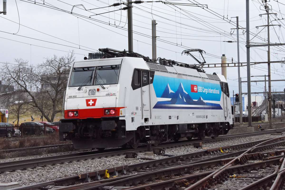 Lok 186 902-3 durchfährt den Bahnhof Pratteln. Die Aufnahme stammt vom 02.02.2021.