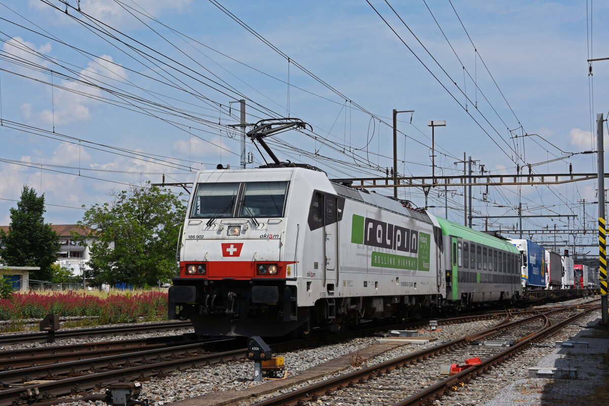 Lok 186 902-3 durchfährt den Bahnhof Pratteln. Die Aufnahme stammt vom 12.06.2021.