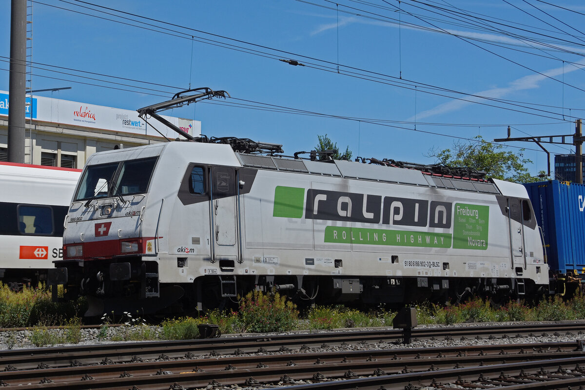 Lok 186 902-3 durchfährt den Bahnhof Pratteln. Die Aufnahme stammt vom 13.07.2022.