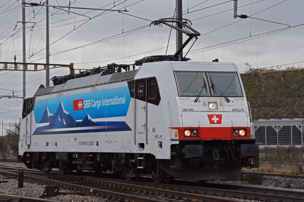 Lok 186 902-3 durchfährt solo den Bahnhof Pratteln. Die Aufnahme stammt vom 02.02.2021.