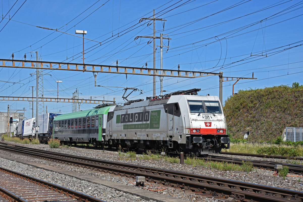 Lok 186 903-1 durchfährt am 25.06.2022 den Bahnhof Pratteln.