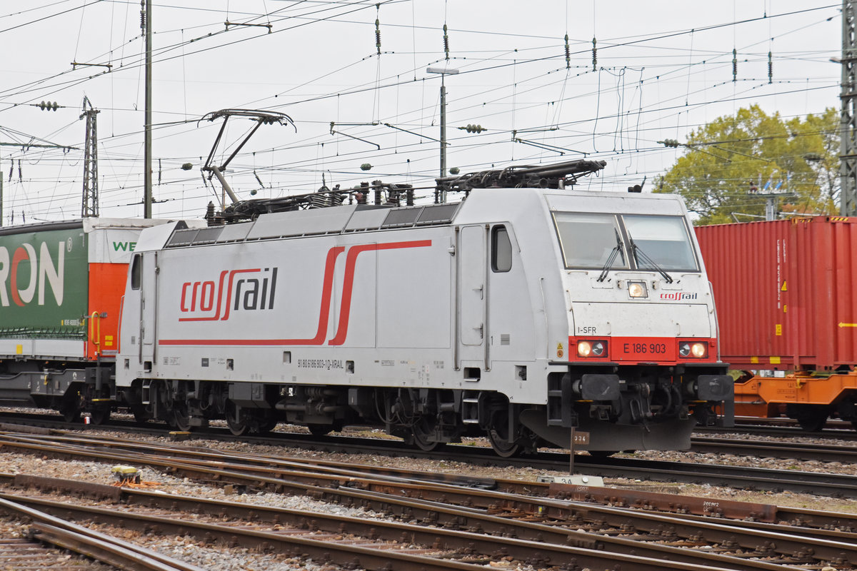 Lok 186 903-1 durchfährt den badischen Bahnhof. Die Aufnahme stammt vom 31.10.2019.